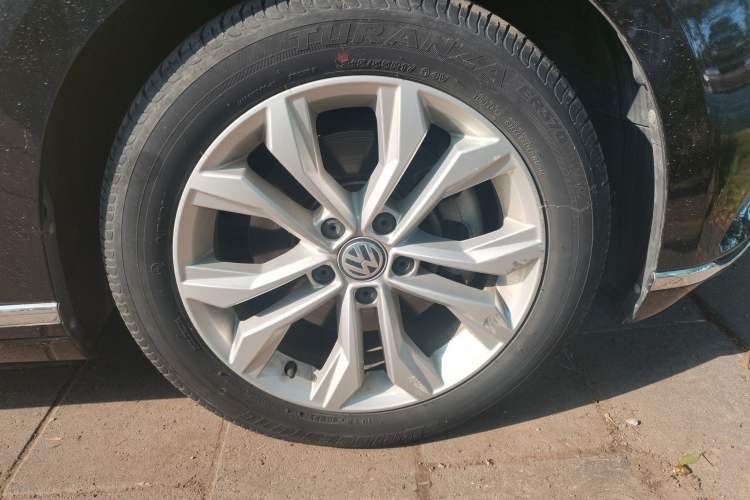 Used Volkswagen Magotan 2018 330TSI DSG Luxury Model Right Front Wheel Hub