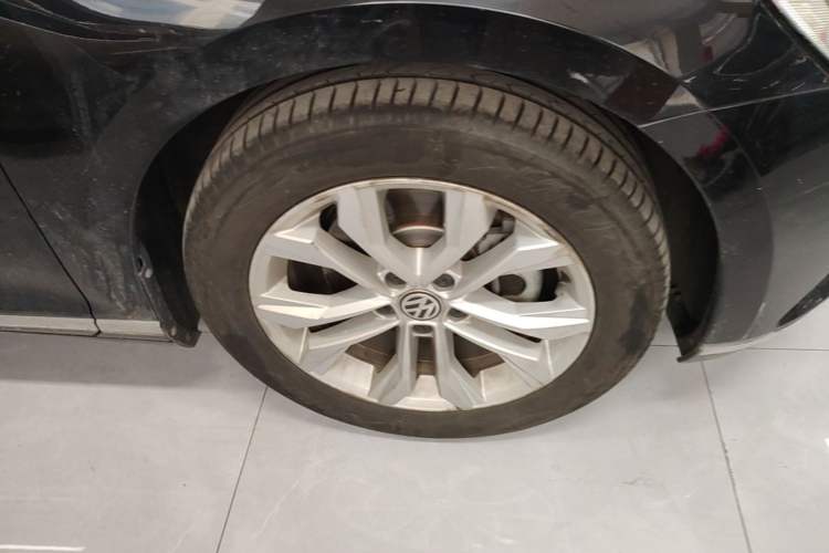 Used Volkswagen Magotan 2018 Facelift 380TSI DSG Luxury Version Right Front Wheel Hub