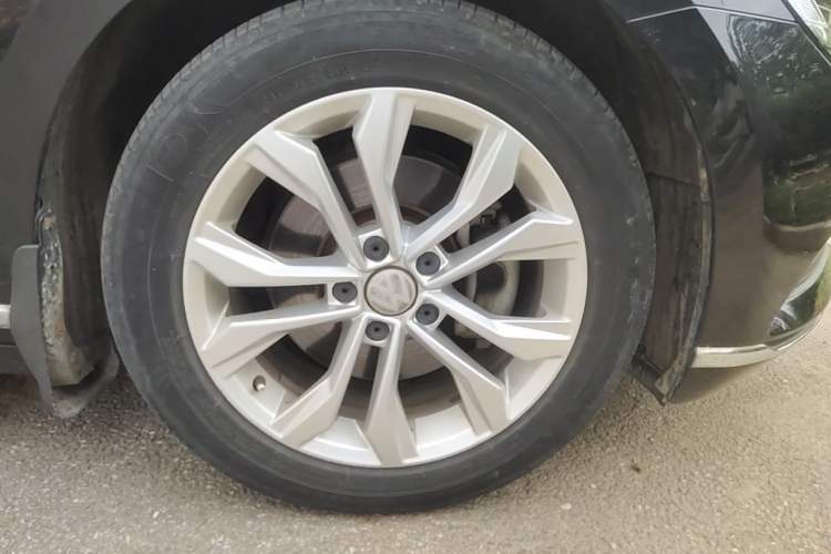 Used Volkswagen Magotan 2018 Facelift 330TSI DSG Luxury Model Right Front Wheel Hub