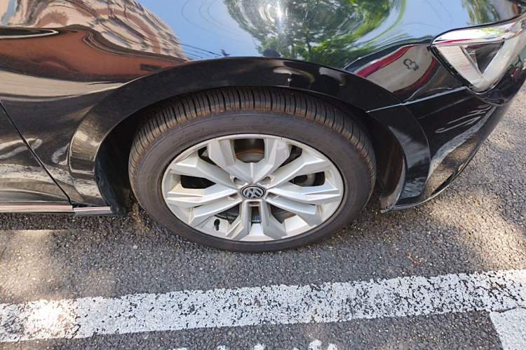 Used Volkswagen Magotan 2018 330TSI DSG Luxury Model Right Front Wheel Hub