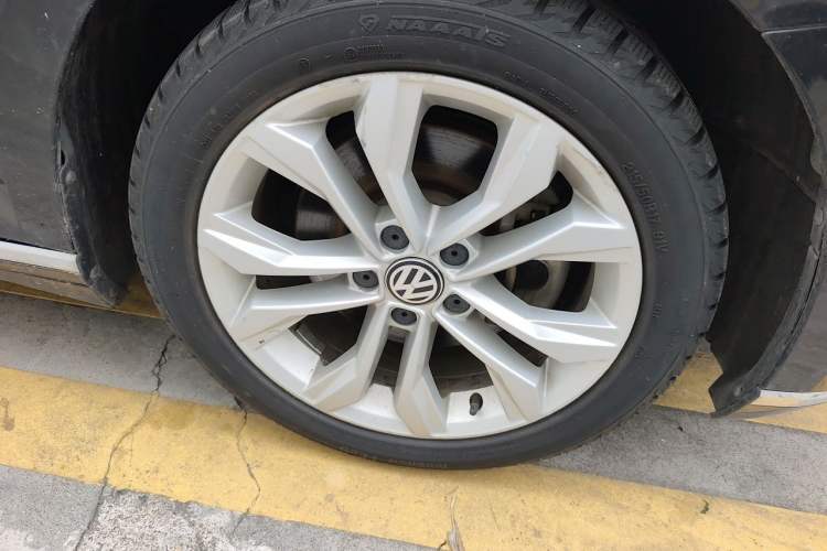 Used Volkswagen Magotan 2018 Facelift 380TSI DSG Luxury Version Right Front Wheel Hub