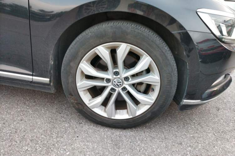 Used Volkswagen Magotan 2018 Facelift 330TSI DSG Luxury Model Right Front Wheel Hub