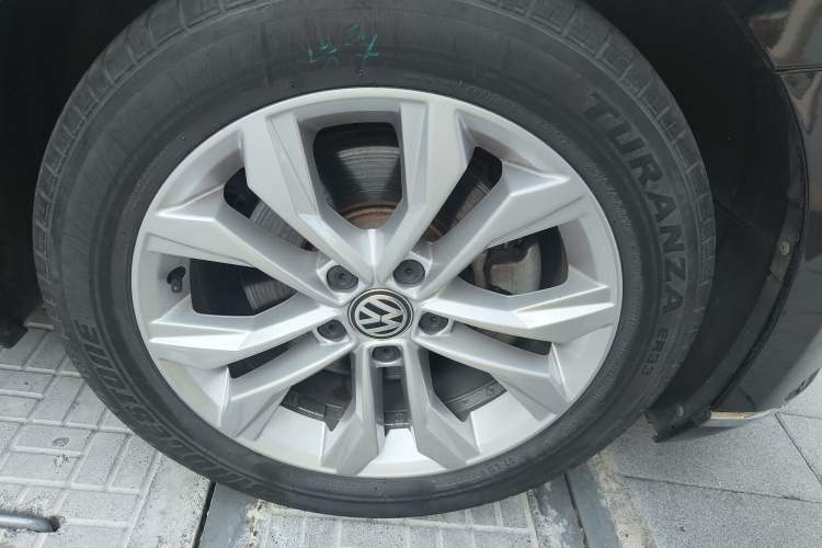 Used Volkswagen Magotan 2018 380TSI DSG Luxury Model Right Front Wheel Hub