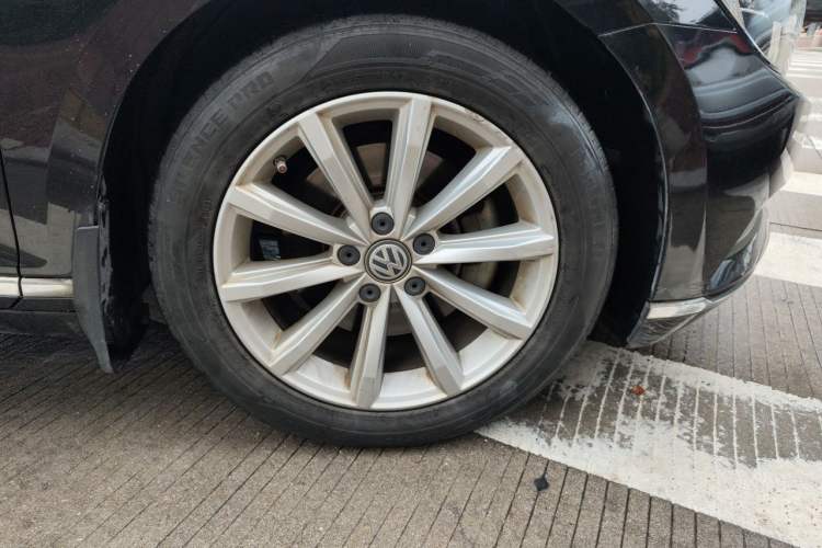 Used Volkswagen Magotan 2018 330TSI DSG Advanced Model Right Front Wheel Hub