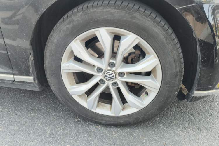 Used Volkswagen Magotan 2018 330TSI DSG Luxury Model Right Front Wheel Hub