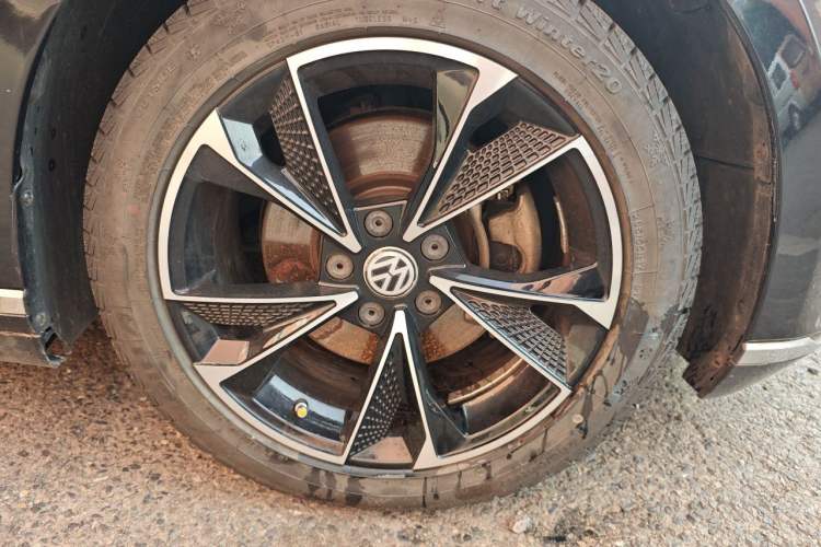 Used Volkswagen Magotan 2018 330TSI DSG Advanced Model Right Front Wheel Hub