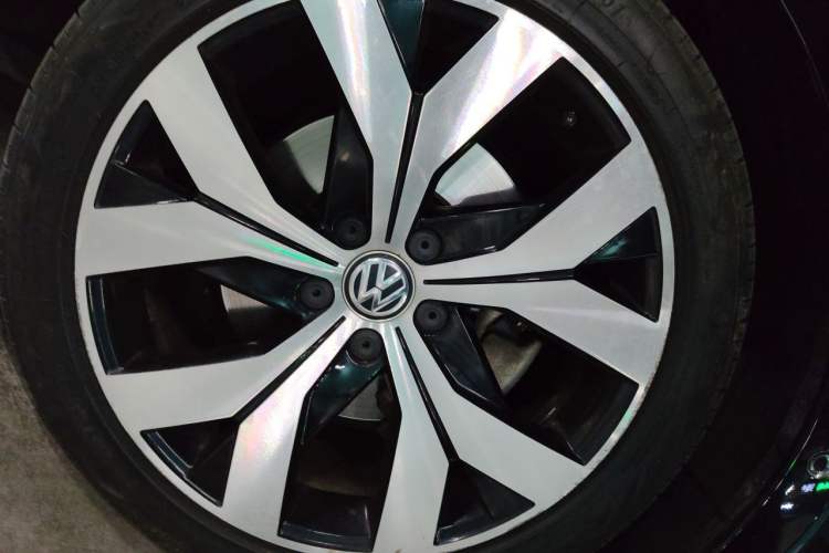 Used Volkswagen Magotan 2018 330TSI DSG Luxury Model Right Front Wheel Hub