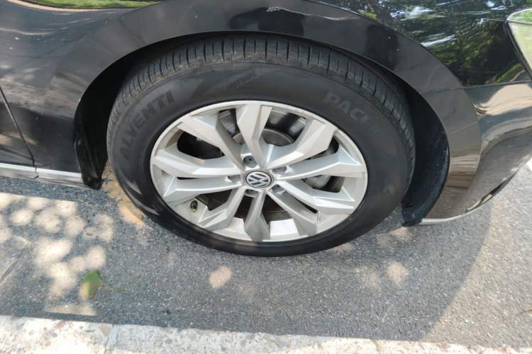 Used Volkswagen Magotan 2018 Facelift 330TSI DSG Luxury Model Right Front Wheel Hub
