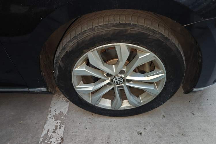 Used Volkswagen Magotan 2018 Facelift 330TSI DSG Luxury Model Right Front Wheel Hub