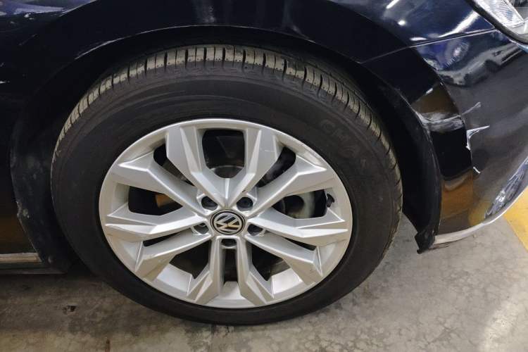 Used Volkswagen Magotan 2018 Facelift 330TSI DSG Luxury Model Right Front Wheel Hub
