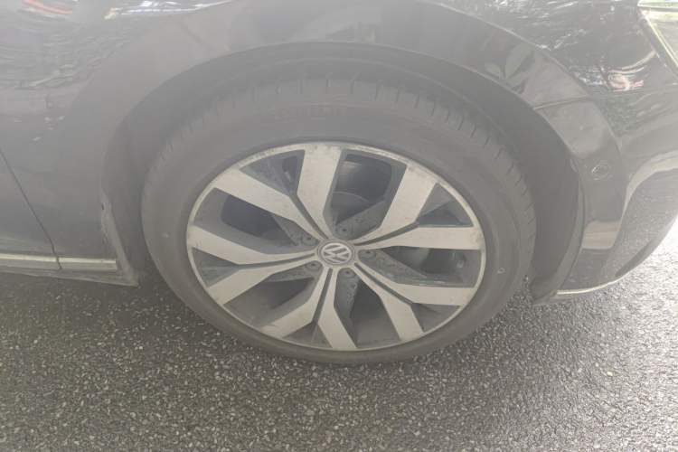 Used Volkswagen Magotan 2018 380TSI DSG Prestige Model Right Front Wheel Hub