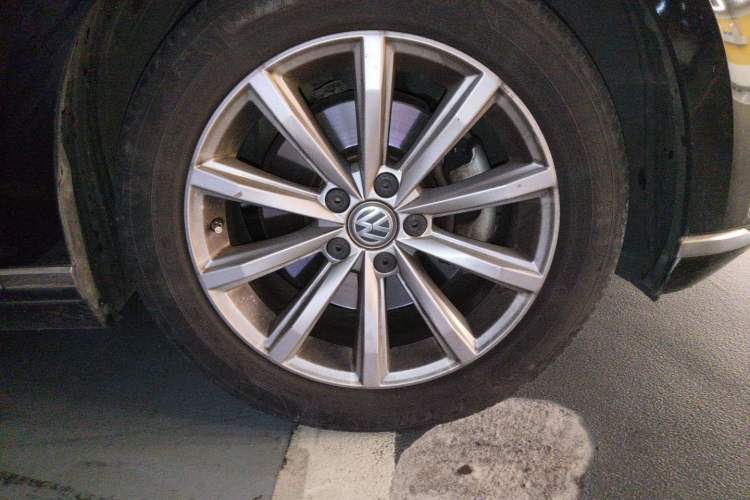 Used Volkswagen Magotan 2018 Facelift 330TSI DSG Luxury Model Right Front Wheel Hub