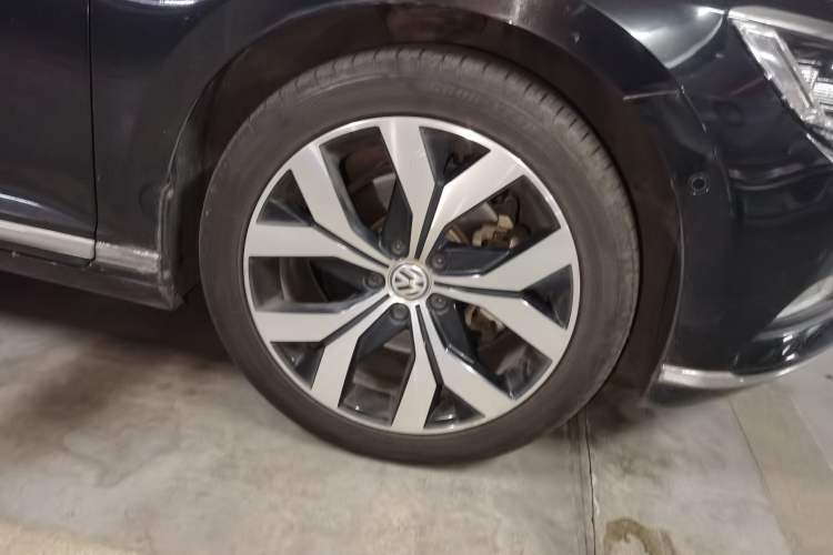 Used Volkswagen Magotan 2018 330TSI DSG Luxury Model Right Front Wheel Hub