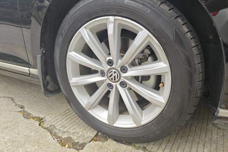 Used Volkswagen Magotan 2018 330TSI DSG Advanced Model Right Front Wheel Hub