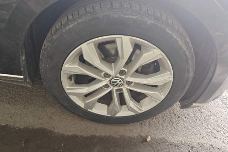 Used Volkswagen Magotan 2018 Facelift 330TSI DSG Luxury Model Right Front Wheel Hub