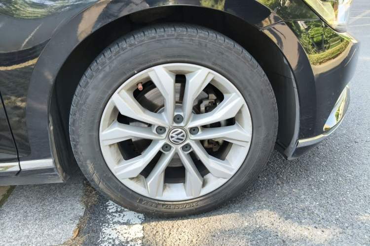 Used Volkswagen Magotan 2018 330TSI DSG Luxury Model Right Front Wheel Hub