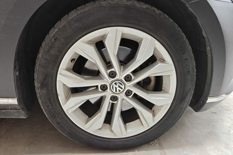 Used Volkswagen Magotan 2018 Facelift 330TSI DSG Luxury Model Right Front Wheel Hub