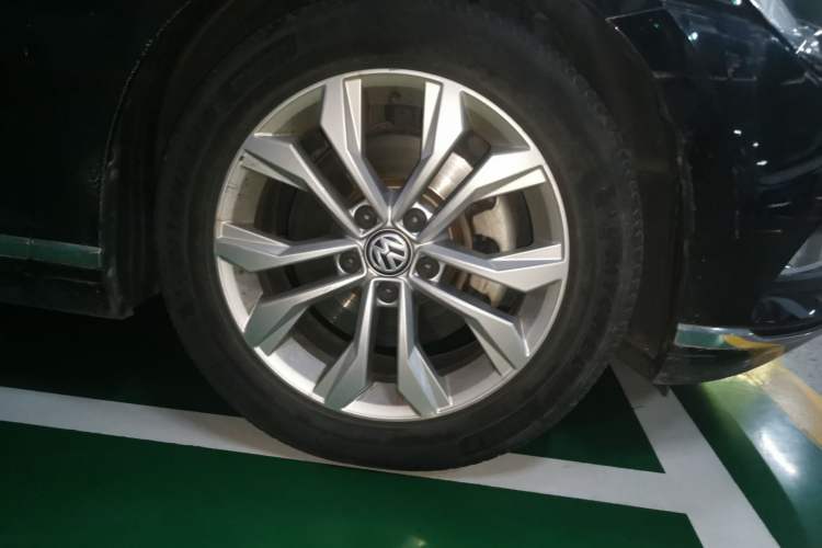 Used Volkswagen Magotan 2018 330TSI DSG Luxury Model Right Front Wheel Hub