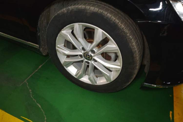 Used Volkswagen Magotan 2018 330TSI DSG Luxury Model Right Front Wheel Hub