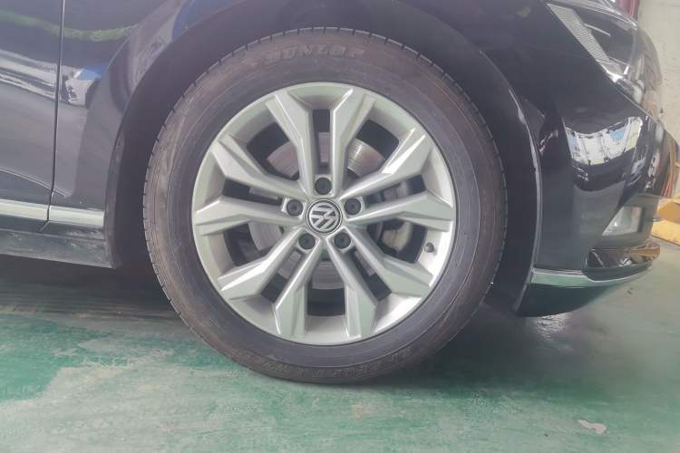 Used Volkswagen Magotan 2018 Facelift 330TSI DSG Luxury Model Right Front Wheel Hub