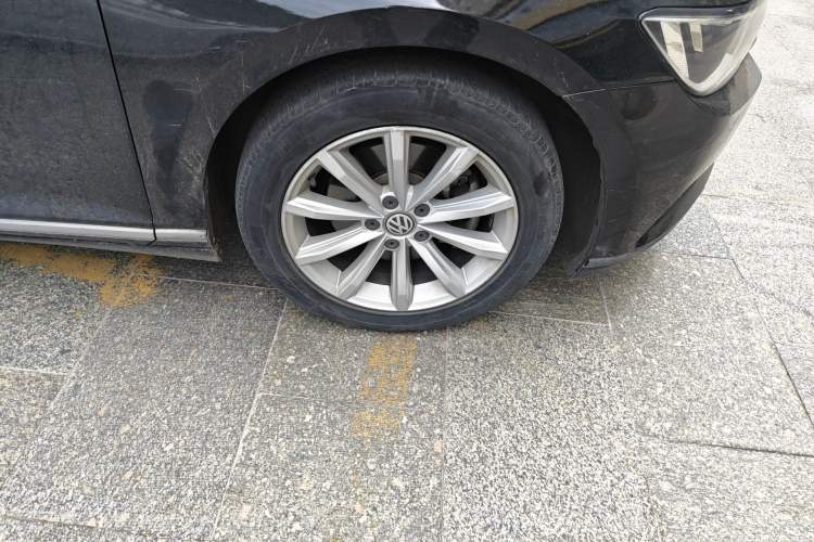 Used Volkswagen Magotan 2018 330TSI DSG Advanced Model Right Front Wheel Hub