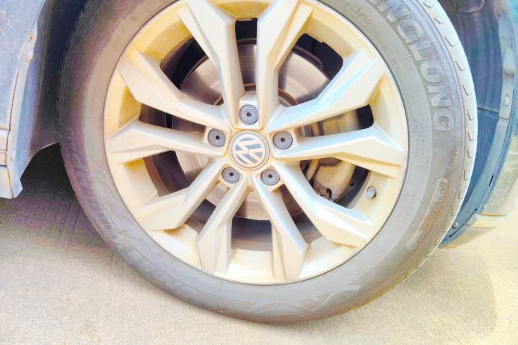 Used Volkswagen Magotan 2018 330TSI DSG Luxury Model Right Front Wheel Hub