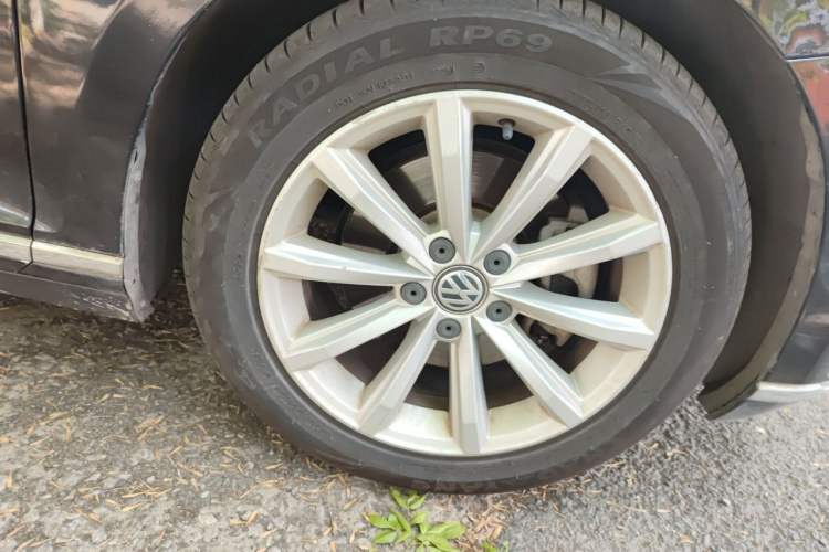 Used Volkswagen Magotan 2018 330TSI DSG Advanced Model Right Front Wheel Hub