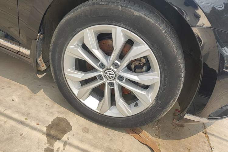 Used Volkswagen Magotan 2018 Facelift 330TSI DSG Luxury Model Right Front Wheel Hub