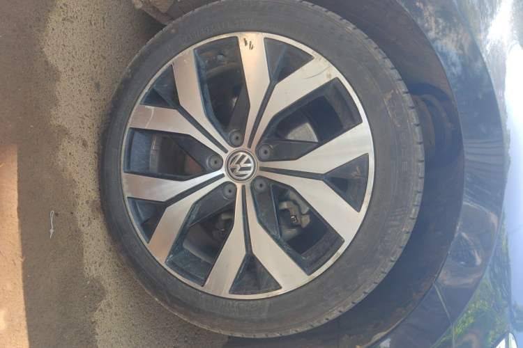 Used Volkswagen Magotan 2018 330TSI DSG Luxury Model Right Front Wheel Hub
