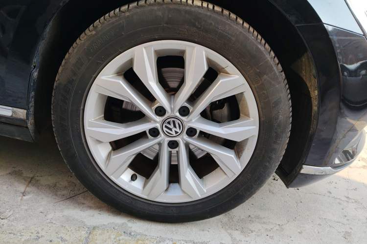 Used Volkswagen Magotan 2018 330TSI DSG Luxury Model Right Front Wheel Hub