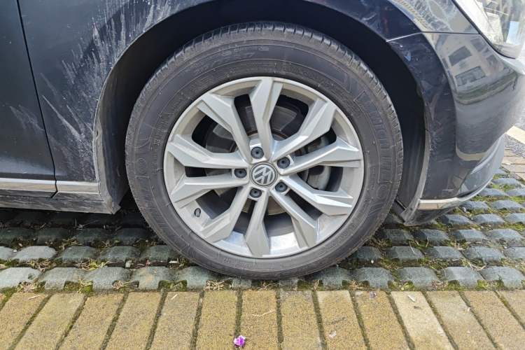 Used Volkswagen Magotan 2018 Facelift 330TSI DSG Luxury Model Right Front Wheel Hub