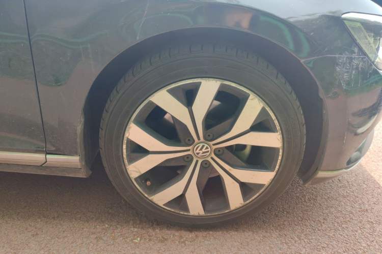 Used Volkswagen Magotan 2018 330TSI DSG Luxury Model Right Front Wheel Hub