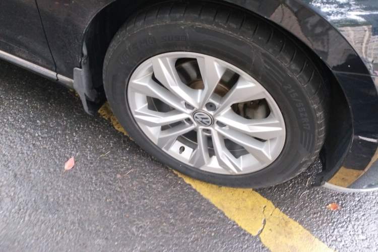 Used Volkswagen Magotan 2018 Facelift 330TSI DSG Luxury Model Right Front Wheel Hub