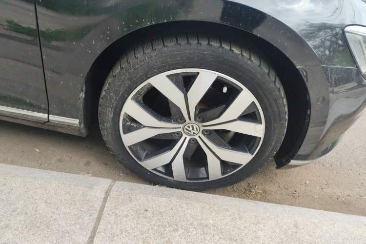 Used Volkswagen Magotan 2018 380TSI DSG Prestige Model Right Front Wheel Hub
