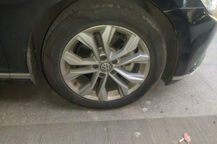 Used Volkswagen Magotan 2018 Facelift 330TSI DSG Luxury Model Right Front Wheel Hub