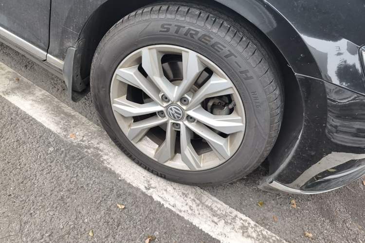 Used Volkswagen Magotan 2018 330TSI DSG Luxury Model Right Front Wheel Hub