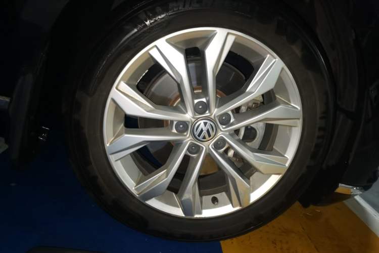 Used Volkswagen Magotan 2018 330TSI DSG Luxury Model Right Front Wheel Hub