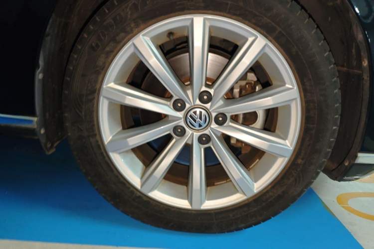 Used Volkswagen Magotan 2018 330TSI DSG Advanced Model Right Front Wheel Hub