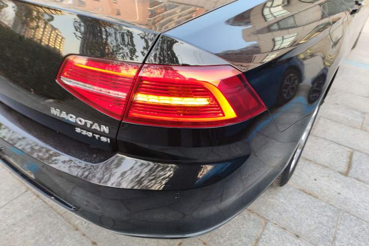 Used Volkswagen Magotan 2018 330TSI DSG Advanced Model Right Rear Taillight