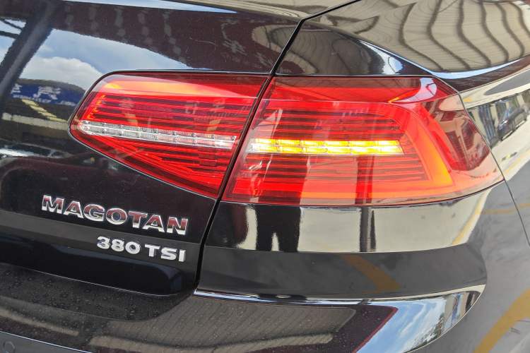 Used Volkswagen Magotan 2018 Facelift 380TSI DSG Luxury Version Right Rear Taillight