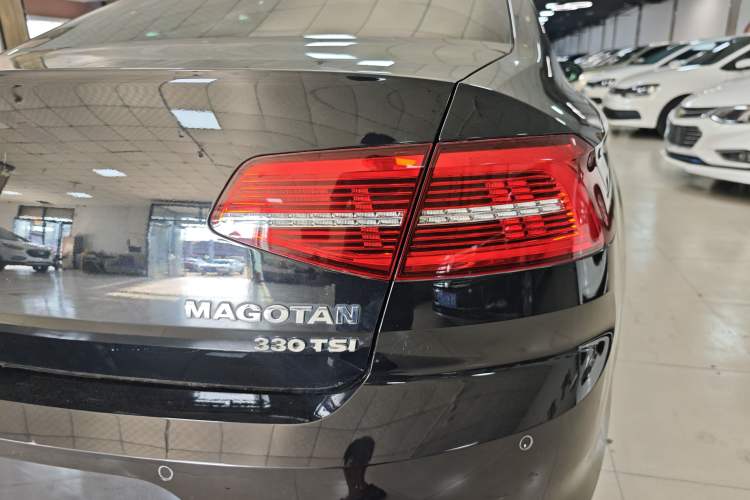 Used Volkswagen Magotan 2018 330TSI DSG Luxury Model Right Rear Taillight