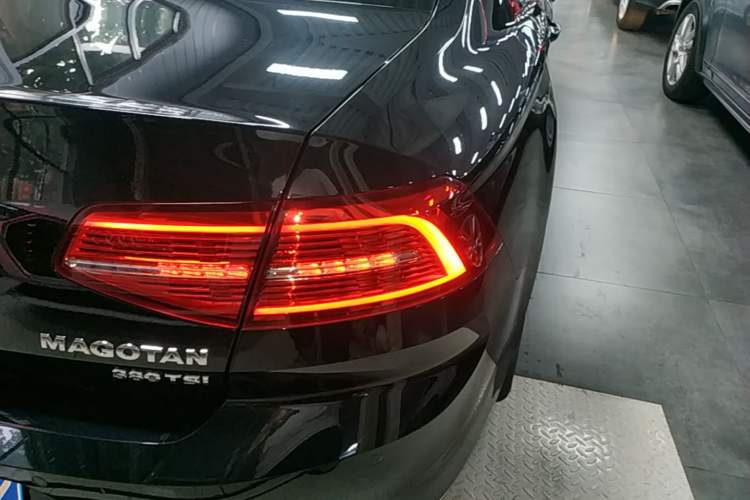 Used Volkswagen Magotan 2018 380TSI DSG Luxury Model Right Rear Taillight