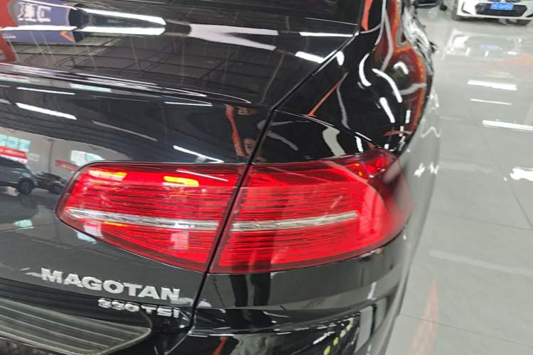 Used Volkswagen Magotan 2018 330TSI DSG Advanced Model Right Rear Taillight