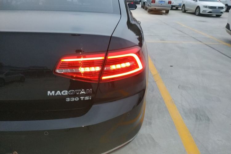 Used Volkswagen Magotan 2018 330TSI DSG Advanced Model Right Rear Taillight