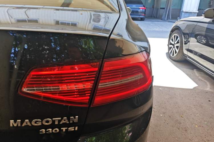 Used Volkswagen Magotan 2018 330TSI DSG Advanced Model Right Rear Taillight