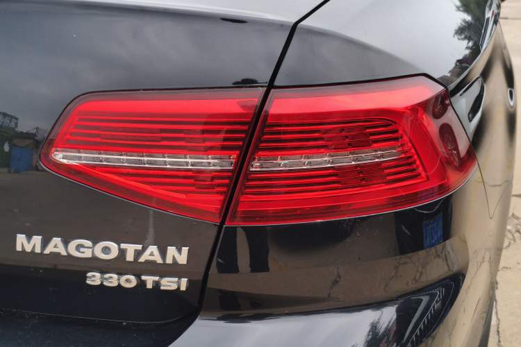 Used Volkswagen Magotan 2018 330TSI DSG Luxury Model Right Rear Taillight
