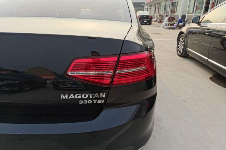Used Volkswagen Magotan 2018 330TSI DSG Luxury Model Right Rear Taillight