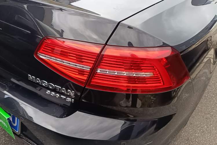 Used Volkswagen Magotan 2018 330TSI DSG Luxury Model Right Rear Taillight