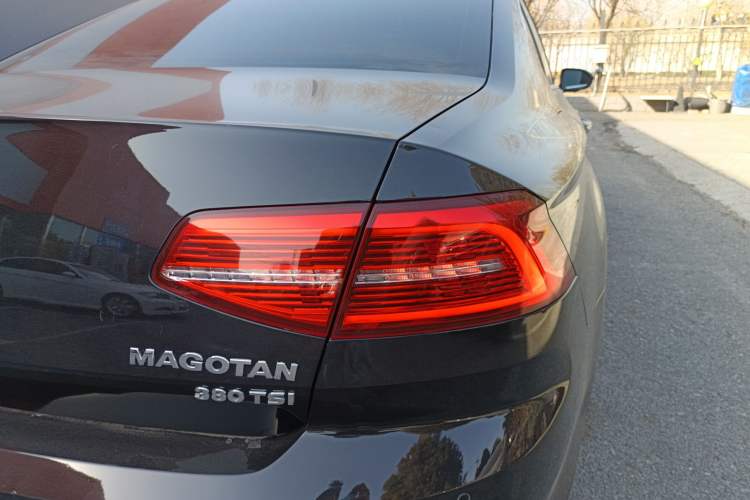 Used Volkswagen Magotan 2018 380TSI DSG Prestige Model Right Rear Taillight