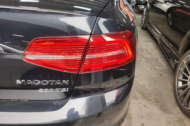 Used Volkswagen Magotan 2018 Facelift 330TSI DSG Luxury Model Right Rear Taillight